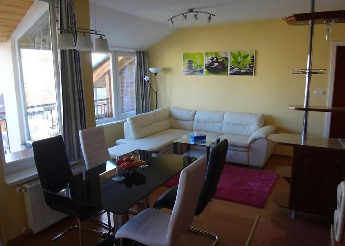 Merry&car - Huge Balcony + Living + 2br *
